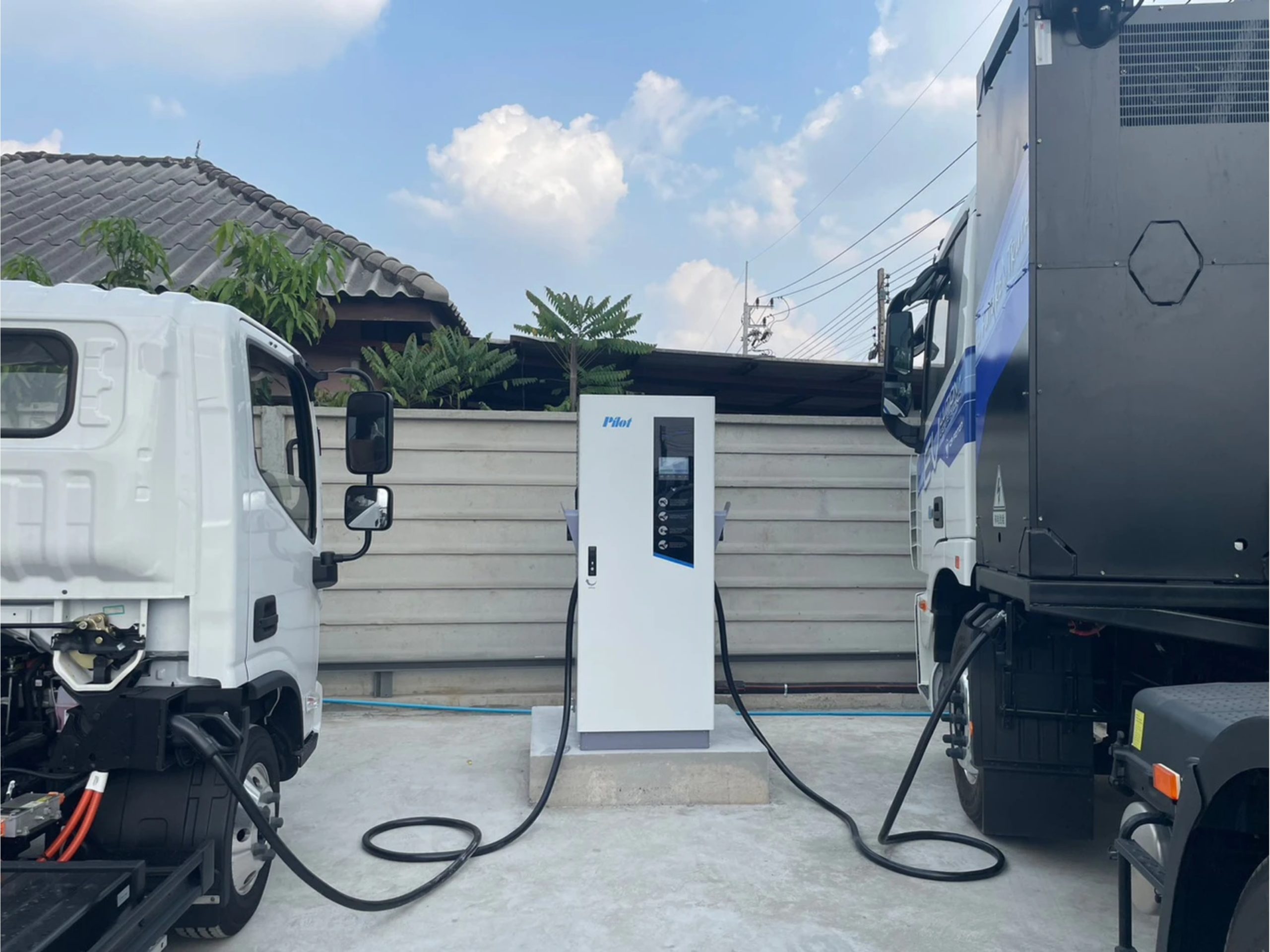 شارژر استند DC خودرو برقی 120 کیلوواتی هوشمند INERGO دارای 2 گان و دارای نمایشگر و قابلیت تنظیم جریان ورودی شارژر استند DC خودرو برقی 120 کیلوواتی هوشمند INERGO دارای 2 گان و دارای نمایشگر و قابلیت تنظیم جریان ورودی