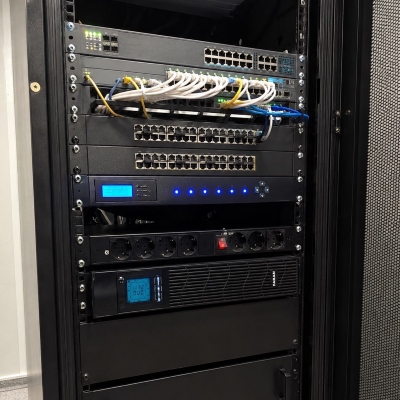 یو پی اس آنلاین ONLINE UPS تکفاز باتری داخلی 96 ولت 3 KVA سری VIGOR RT فاران FARAN دارای پک باتری یو پی اس نصب شده در داخل رک تجهیزات شبکه ویگور rt فاران